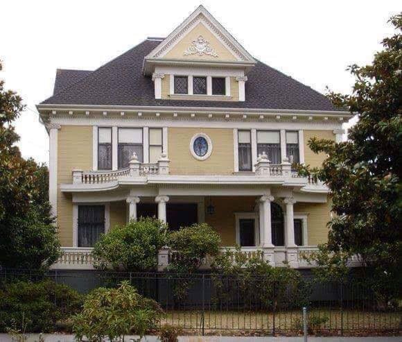 Shitet Vilë Private 3-Katëshe në Xhafzotaj