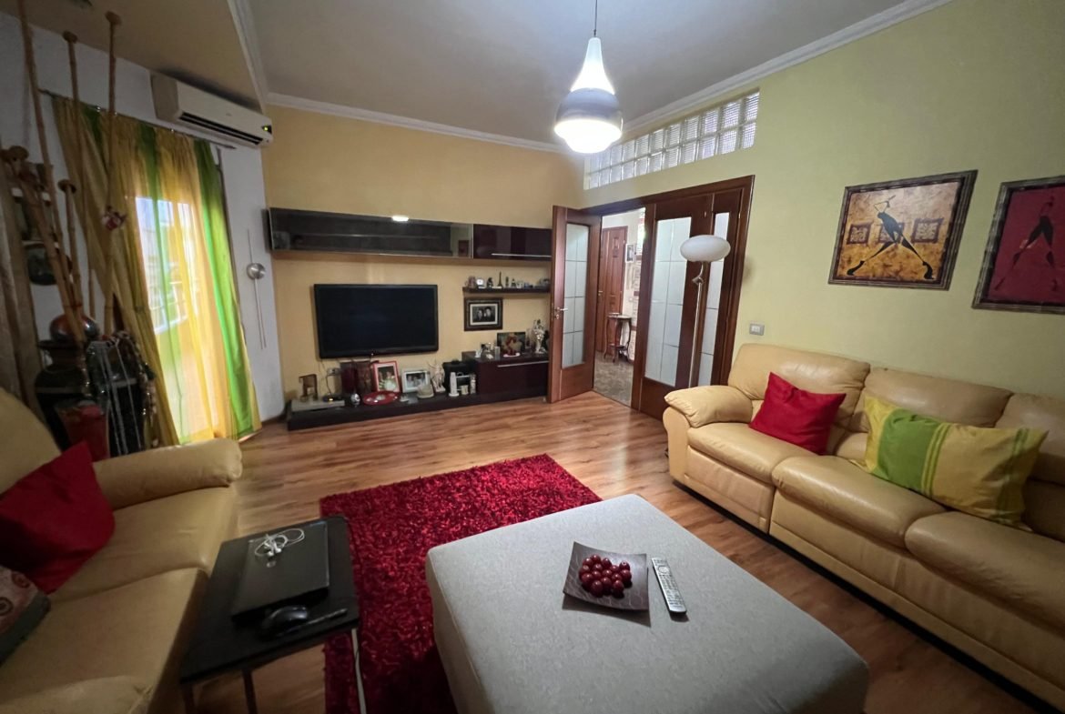 Shitet Vilë 3-Katëshe Durrës