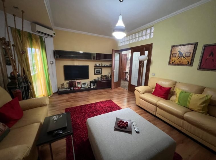 Shitet Vilë 3-Katëshe Durrës