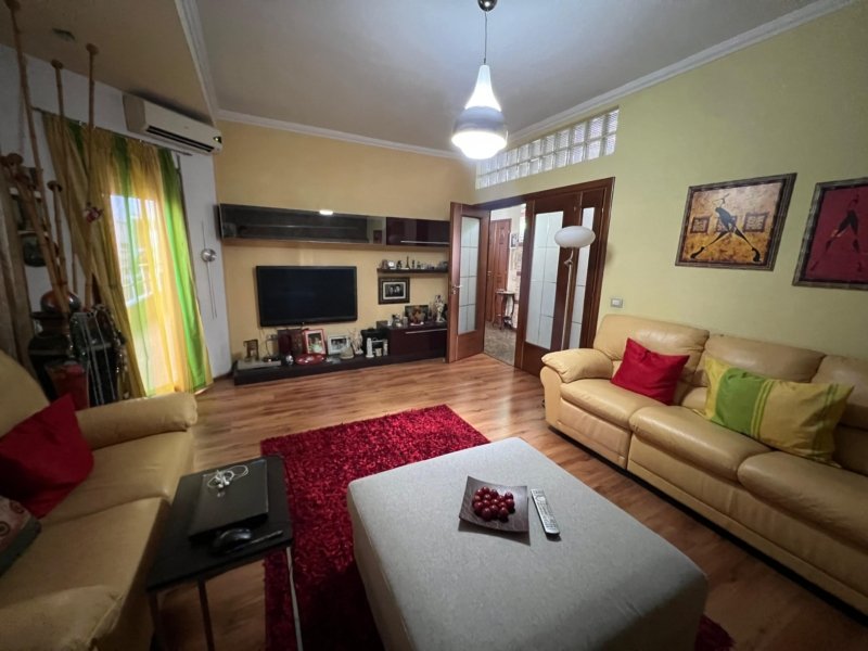 Shitet Vilë 3-Katëshe Durrës