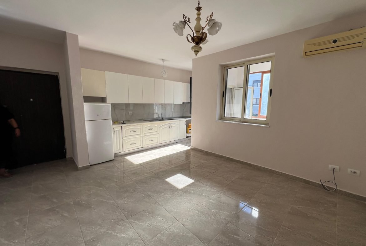 Shitet Apartament 1+1 në Katin e 2-të, pranë Vala Park – Durrës