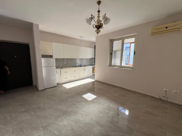 Shitet Apartament 1+1 në Katin e 2-të, pranë Vala Park – Durrës