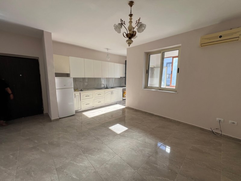 Shitet Apartament 1+1 në Katin e 2-të, pranë Vala Park – Durrës