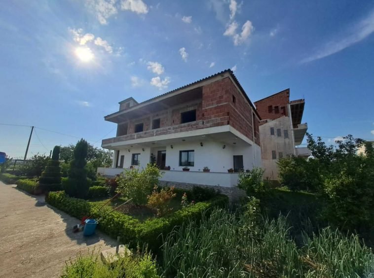 Shitet Vilë 2-Katëshe 3+1 pranë Fllakës & Xhafzotajt – Durrës