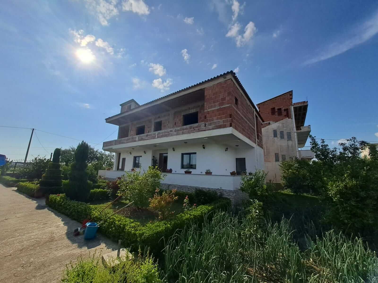 Shitet Vilë 2-Katëshe 3+1 pranë Fllakës & Xhafzotajt – Durrës