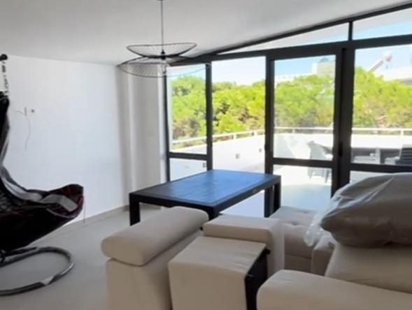 3+1 apartment for sale in Mali i Robit, 30 meters from the sea, with a balcony and veranda