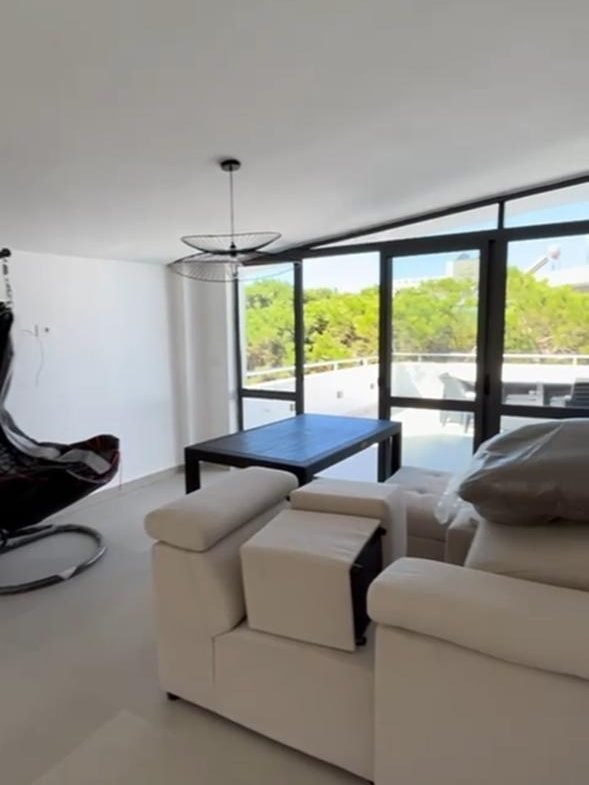 3+1 apartment for sale in Mali i Robit, 30 meters from the sea, with a balcony and veranda