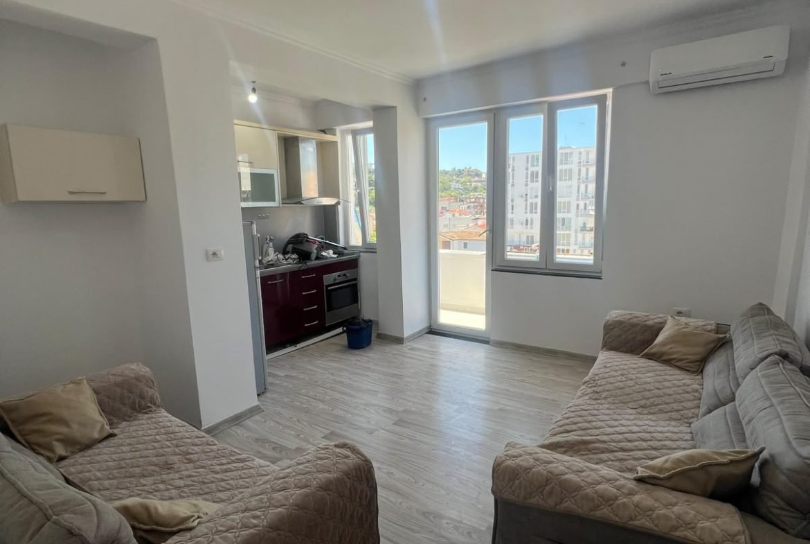 1+1 apartment for rent in the Police Station area of Durrës, on the fifth floor of a building without an elevator