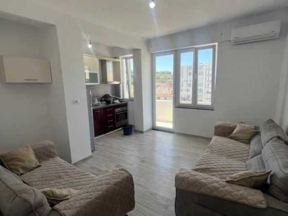 1+1 apartment for rent in the Police Station area of Durrës, on the fifth floor of a building without an elevator