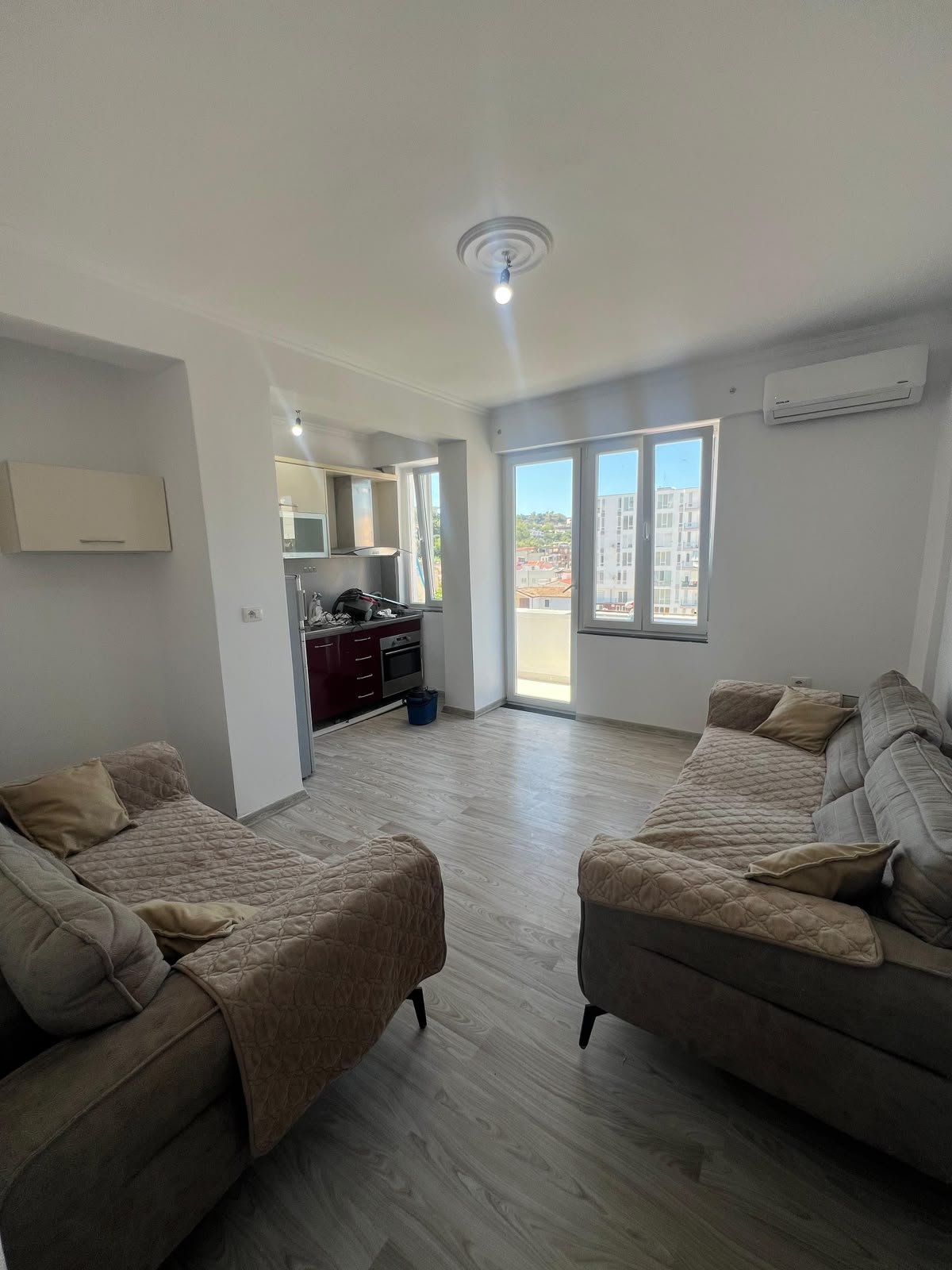 1+1 apartment for rent in the Police Station area of Durrës, on the fifth floor of a building without an elevator