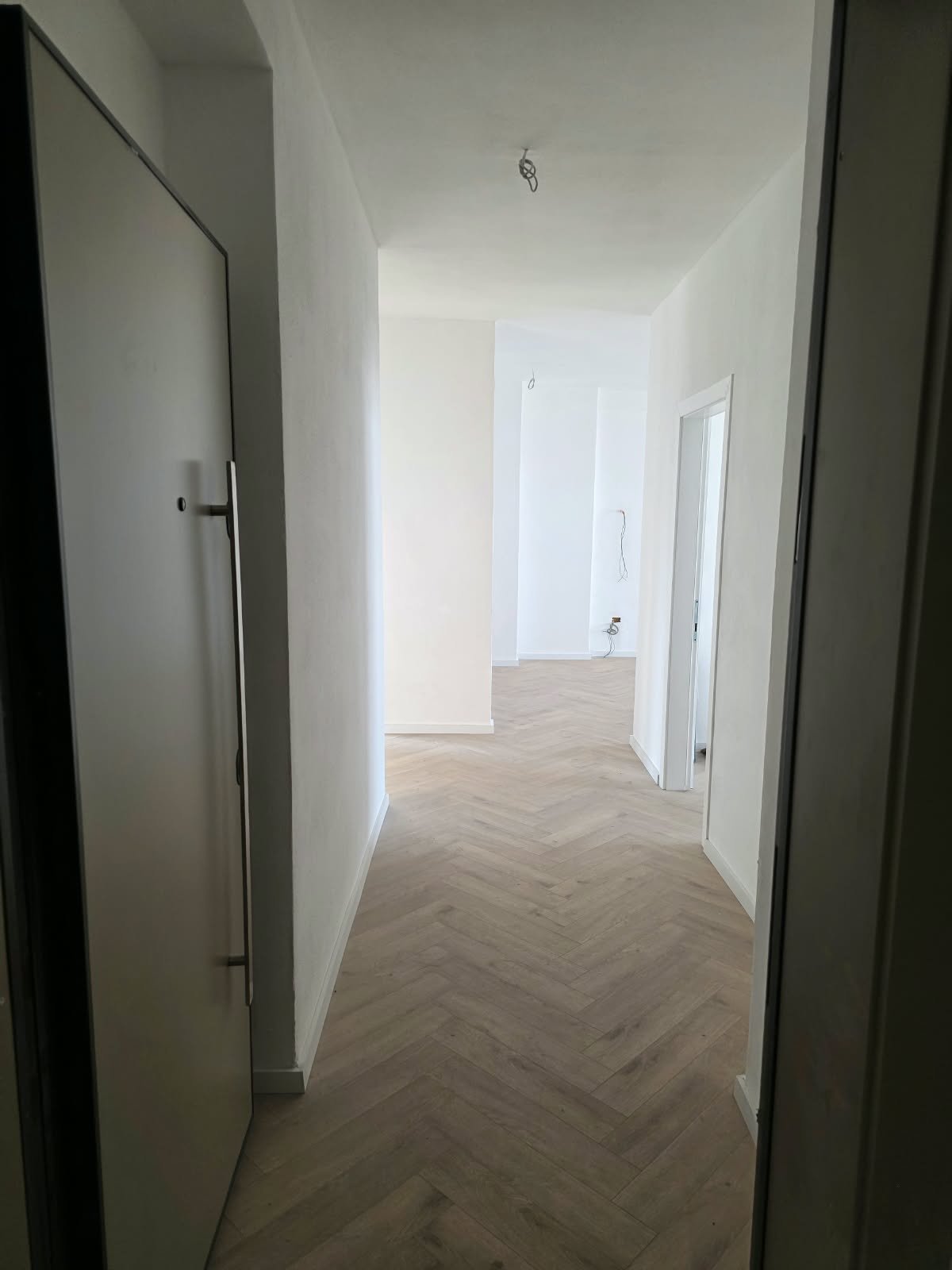 3+1 unfurnished apartment for rent in Golden Tower Residence, Mine Peza Street, Tirana